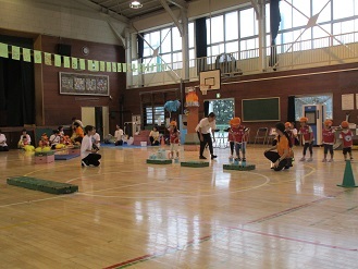 3歳児クラス競技の様子の写真