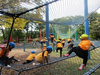 4,5歳児ハンモックで遊んでいる様子の写真