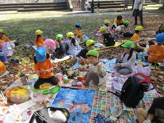 4,5歳児お弁当を食べている様子の写真
