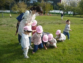 2歳児遠足で遊んでいる様子の写真
