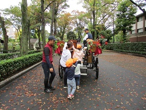 3歳児遠足馬車に乗る様子の写真