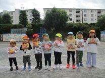 写真：10月誕生児が並んでいる様子