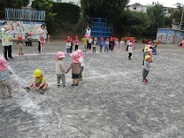 写真：1歳児と2歳児クラスがダンスをしている様子