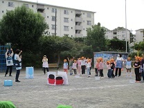 写真：5歳児が「買い物競争」を行っている様子