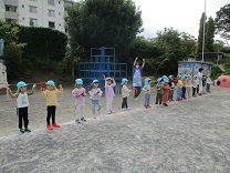 写真：5歳児が運動会でやったよさこいを、4歳児が踊っている様子