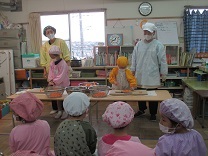 写真：お芋やニンジンを包丁で切る5歳児クラス