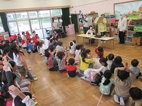 写真：芋汁を調理するデモンストレーションをホールで行う