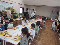 写真：4・5歳で会食会を行う様子