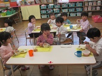 写真：楽しんで食べている様子（2歳児クラス）