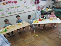 写真：楽しんで食べている様子（3歳児クラス）