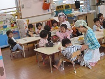 写真：楽しんで食べている様子（1歳児クラス）