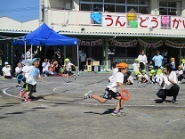 写真：四・五歳クラスのリレーの様子
