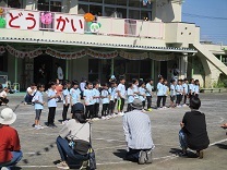 写真：メダルをもらい喜ぶ五歳児クラス