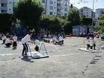 写真：四歳児クラス競技の様子（鉄棒）