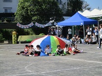 写真：四歳児クラス競技の様子（バルーン）