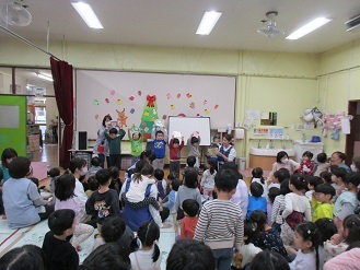 11月の誕生会で誕生児が前に出ている様子の写真