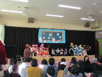 おひさまひろばで2歳児クラスが劇発表をしている様子の写真