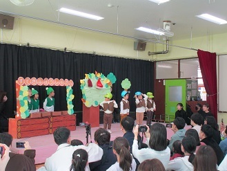 おひさまひろばで3歳児が劇発表をしている様子の写真