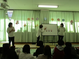 ふれあいひろばでパネルシアターをしている様子の写真