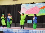 おひさまひろばの練習で5歳児が劇発表をしている様子の写真