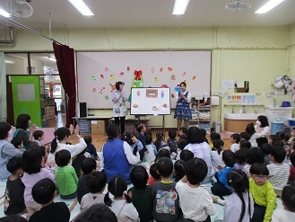 11月の誕生会でパネルシアターを見ている様子の写真