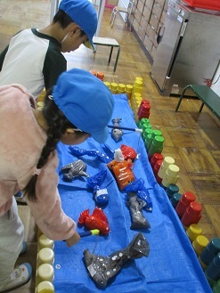 幼稚園のごっこ遊びで魚釣りをして遊んでいる様子の写真