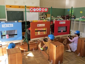 幼稚園のごっこ遊びで5歳児がマリオカートで遊んでいる様子の写真