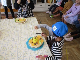 幼稚園のごっこ遊びでパンケーキ屋さんで遊んでいる様子の写真