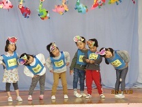 首をかしげている様子