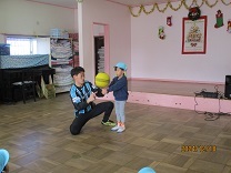 指の上でボールを回そうとしている様子