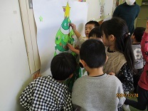 ツリーに飾りを貼っている様子