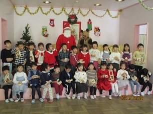 プレゼントをもらい、記念撮影