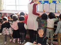 宝探しをしている様子