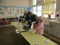 豆乳とおからに分ける様子