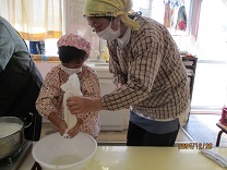 おからを絞る様子