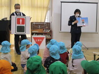 警察官による安全教室の様子の写真