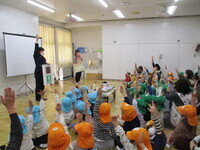 子ども達が手を挙げている様子の写真