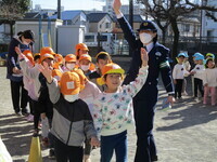 横断歩道の渡り方の練習をしている5歳児の様子の写真