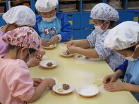 クッキー生地を形に成型している様子の写真