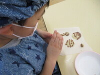 クッキー生地をこねている様子の写真