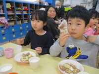 クッキーを食べている様子の写真