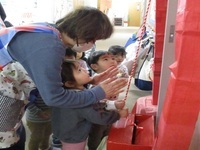 お詣りしている様子の写真