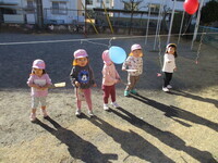 羽根つきをでぃている1歳児の写真