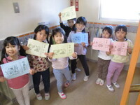 引いたおみくじを見せている様子の写真