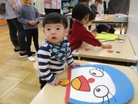 福笑いをしている0歳児の子どもの様子の写真