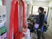 お参りしている様子の写真