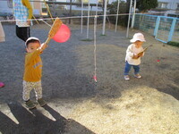 風船付きをしている様子の写真