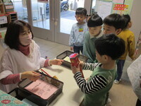 おみくじを引いている4歳児の様子の写真