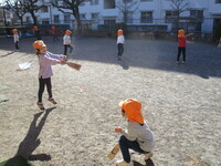 羽根突きをしている5歳児の様子の写真