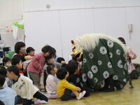 子どもの頭を噛んで祈願している様子の写真